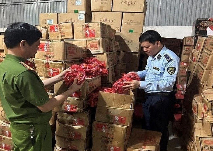 Lực lượng chức năng kiểm tra số hàng hóa không có nguồn gốc xuất xứ tại thôn Quyết Tiến, xã La Phù, huyện Hoài Đức.