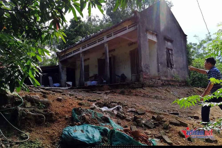 Nhà ông Quý bên con đường ngổn ngang gạch vữa.