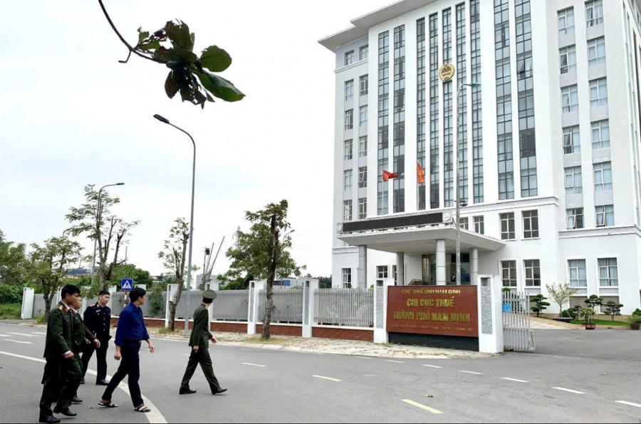 Cơ quan An ninh điều tra Công an tỉnh Nam Định thực hiện quy trình tố tụng tại Chi cục thuế TP Nam Định.