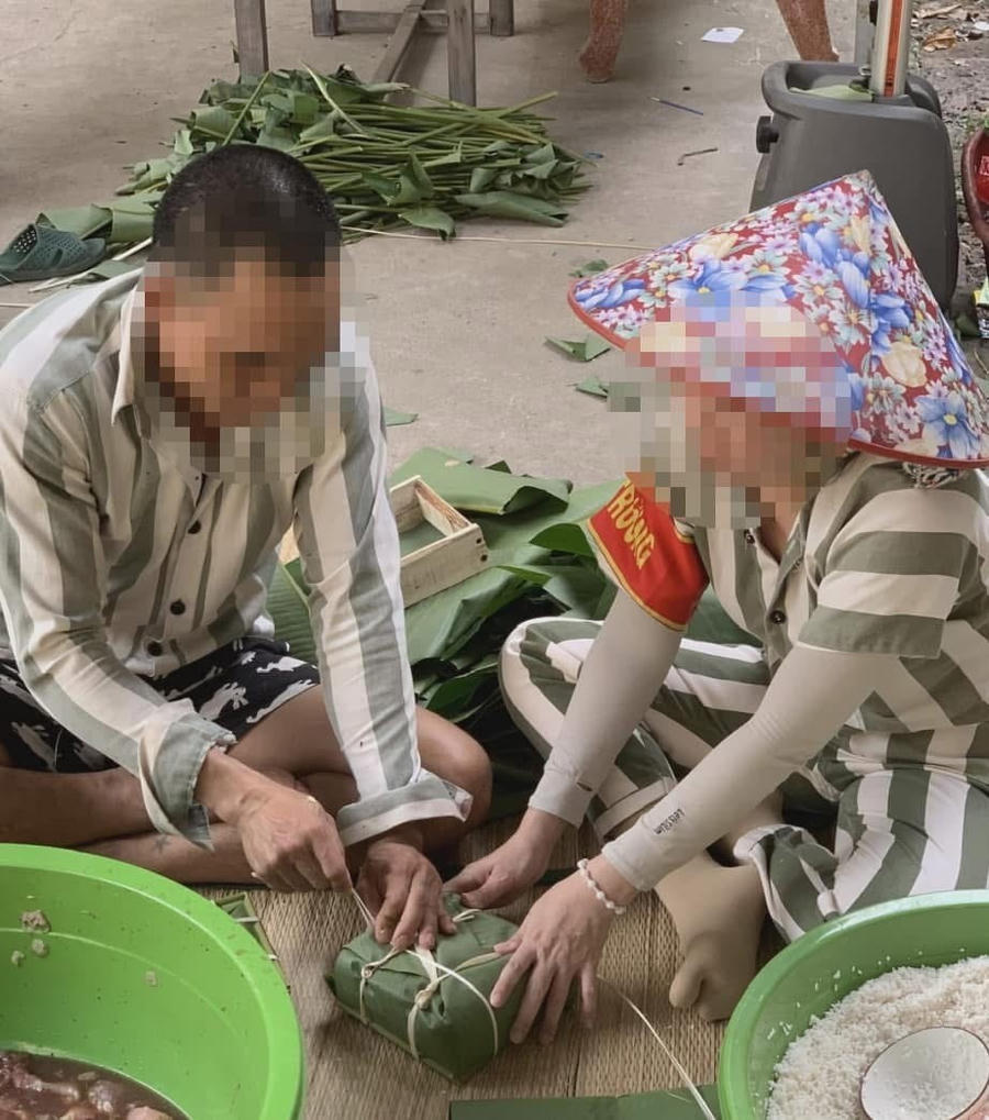 Các phạm nhân tham gia gói bánh chưng