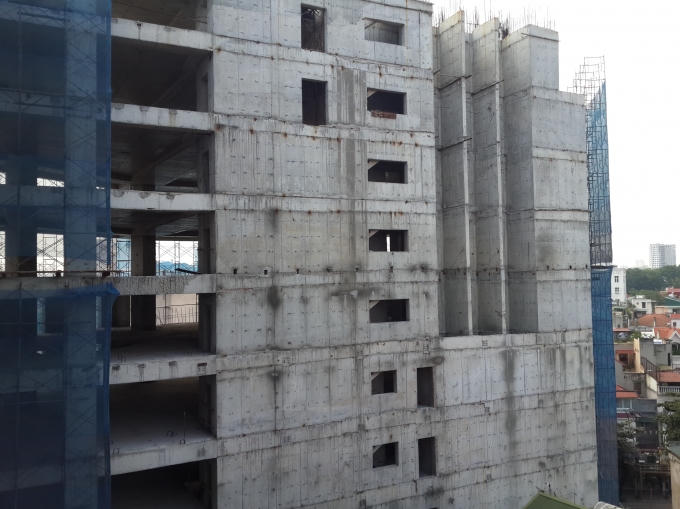 Công trường vắng vẻ, không một bóng công nhân.