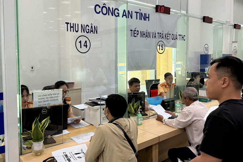Người dân đến làm thủ tục cấp đổi, cấp lại GPLX tại Trung tâm phục vụ hành chính công tỉnh Bình Dương.