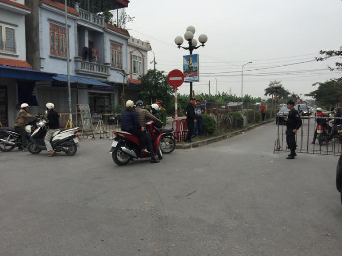 Ban tổ chức tiến hành phát ấn đền Trần vào 5h sáng ngày 11/2