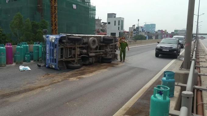 Xe tải BKS 29C - 605.16 bị lật nghiêng trên đường vành đai 3. Ảnh: Huy Trung