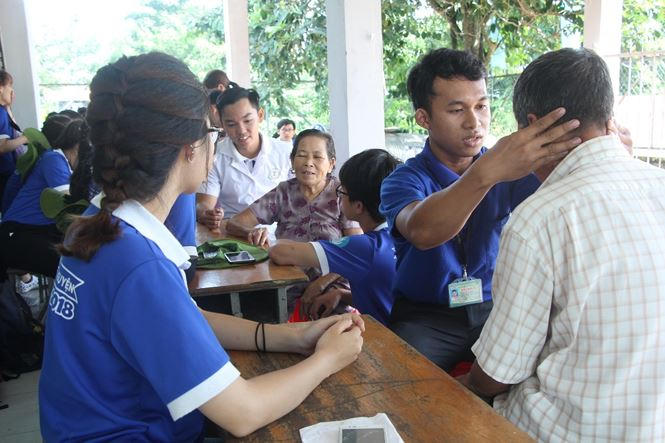 Xúc động sinh viên trường Y chăm sóc sức khỏe cho người cao tuổi