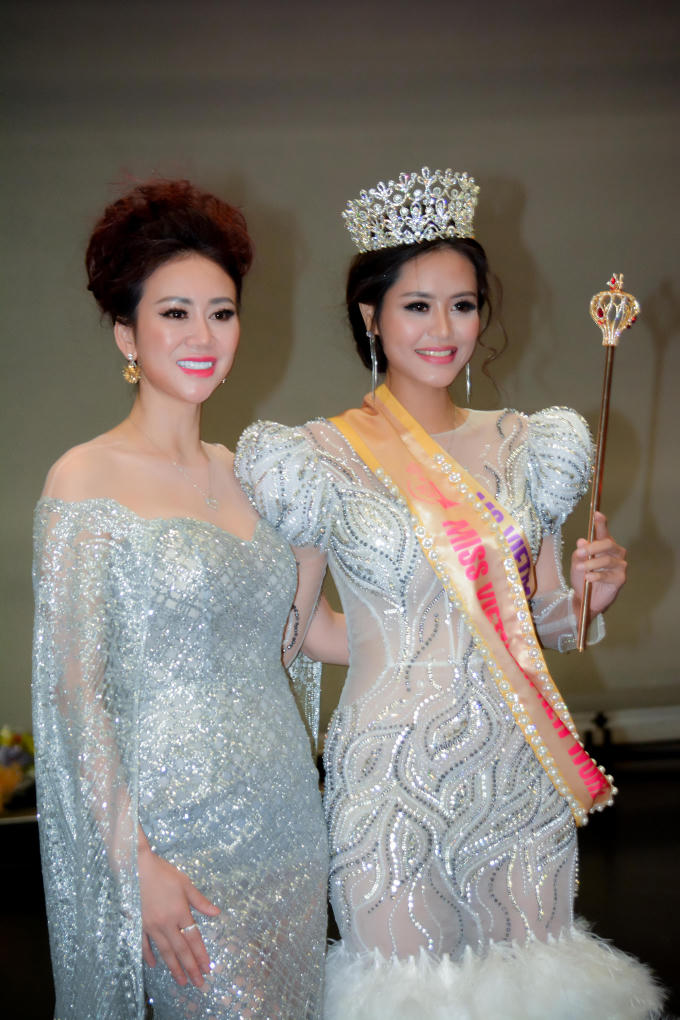 Dy Khả Hân đăng quang cuộc thi.