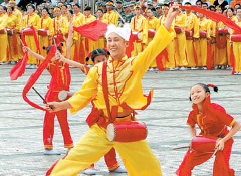 Trung Quốc: Tết Trung thu ở Trung Quốc đã có từ thời Đường Huyền Tông, vào đầu thế kỷ thứ 8. Trong ngày tết này, lúc đầu người Trung Quốc chỉ uống rượu thưởng trăng nên còn gọi là Tết ngắm trăng. Sau này, Trung thu là tết đoàn viên vì người Trung Quốc rất xem trọng sự sum họp của gia đình trong dịp này. Vào Trung thu, những người thân trong gia đình đều trở về quây quần bên mâm cơm, cùng trò chuyện và tận hưởng không khí sum họp vui vầy.