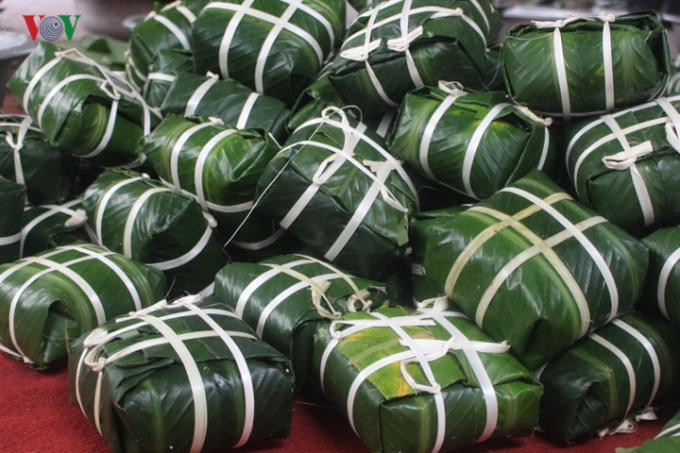 V&igrave; kh&ocirc;ng d&ugrave;ng khu&ocirc;n n&ecirc;n người g&oacute;i b&aacute;nh thường l&agrave; những người c&oacute; nhiều kinh nghiệm để b&aacute;nh được vu&ocirc;ng vắn m&agrave; kh&ocirc;ng bị m&oacute;p m&eacute;o.