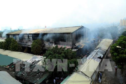 Cháy lớn tại chợ Quang xã Thanh Liệt. Ảnh: Huy Hùng – TTXVN