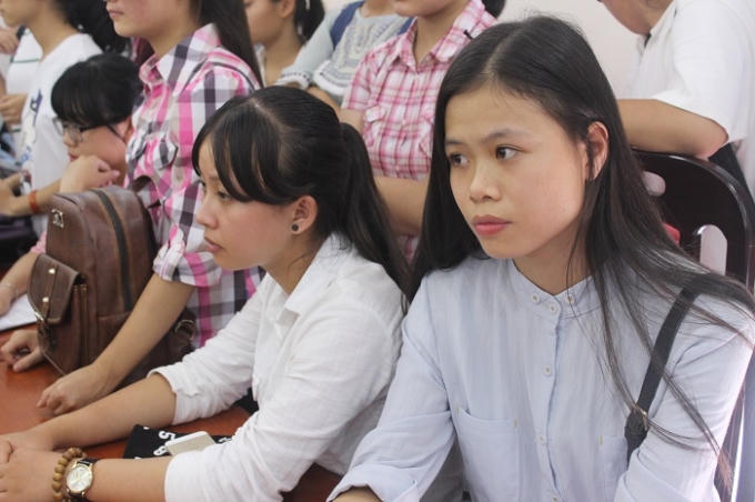 Bạn Văn Thị Huyền (Thanh Hoá) lo lắng trước kỳ thi Năng khiếu Báo chí. Ảnh: Nguyễn Thơm.