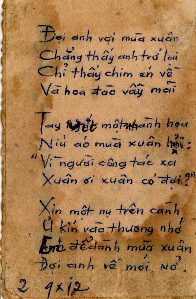 Bài thơ được chép tay phía sau bức ảnh.