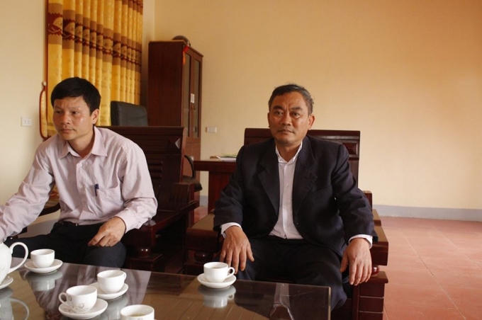 Ông Đoàn Minh Điểm, cán bộ địa chính xã Đồng Luận, huyện Thanh Thủy, Phú Thọ (từ bên phải sang).