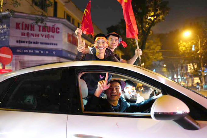 Cờ Việt Nam được những cổ động viên nước nhà dán lên mặt thể hiện niềm tự hào trước kỳ tích của U23 Việt Nam.