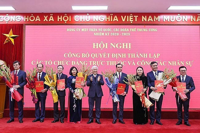 Bí thư Đảng ủy, Chủ tịch Ủy ban Trung ương MTTQ Việt Nam Đỗ Văn Chiến trao quyết định cho nhân sự mới của 22 tổ chức đảng trực thuộc Đảng ủy MTTQ, các đoàn thể Trung ương.