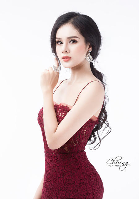 Sau một thời gian im ắng, người đẹp đến từ Hạ Long tái xuất với bộ ảnh sang trọng, quyến rũ thu hút mọi người xem.