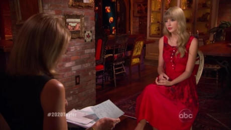 Vào thời điểm này,Taylor Swift còn đang theo đuổi phong cách âm nhạc đồng quê và lối ăn mặc cổ điển. Chính vì thế, căn nhà của cô được trang trí với tông màu trầm ấm áp, với nhiều sách và các đồ trang trí cổ. Ảnh: Vulture.