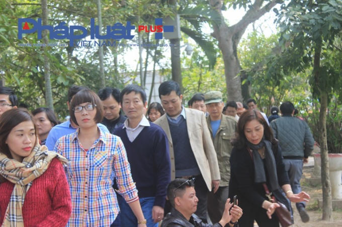 Dòng người đông đúc tại các ngả đường dẫn vào khu lễ chính tại đền Thiên Trường.