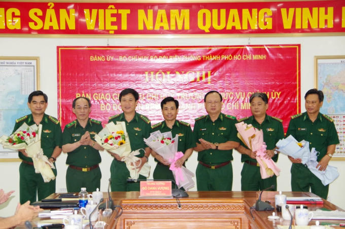 Trung tướng Đỗ Danh Vượng và Thiếu tướng Nguyễn Hoài Phương tặng hoa chúc mừng tại lễ bàn giao chức vụ Chỉ huy trưởng và Chính ủy Bộ Chỉ huy BĐBP TP.HCM. Ảnh: LK