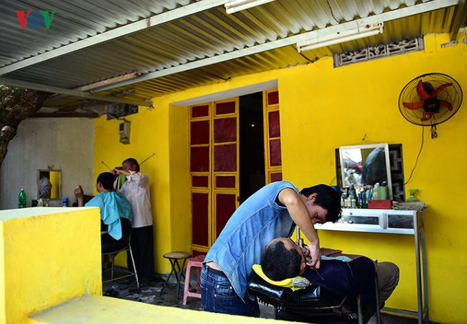 Tiệm cắt tóc là nơi đóng cửa muộn nhất trong ngày cuối năm.