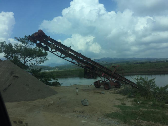 Những bãi tập kết cát trái phép.