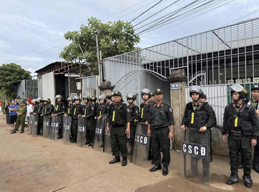 Công an tỉnh Đắk Lắk huy động hàng trăm cảnh sát bảo vệ hiện trường và truy bắt nghi phạm