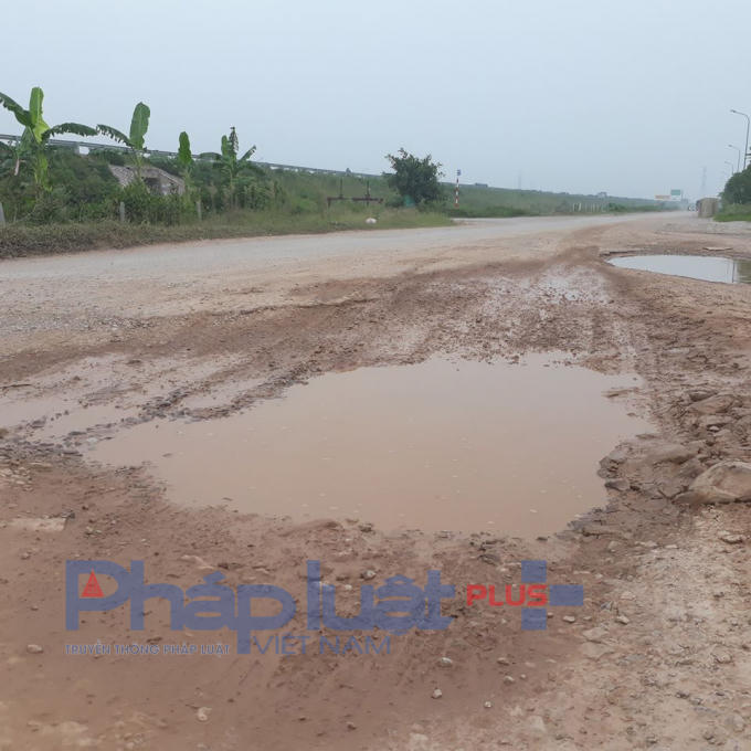 Trời nắng nhưng còn rất nhiều thùng vũng trên mặt đường.