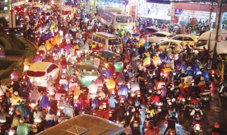 Giao thông hỗn loạn trong cơn mưa tối 26/8. Ảnh: Ngô Bình.
