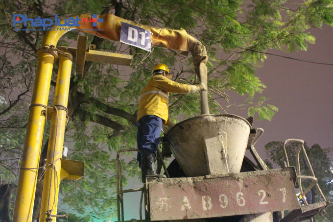Dù thời tiết đang rata lạnh nhưng công nhân vẫn làm việc suốt đêm.