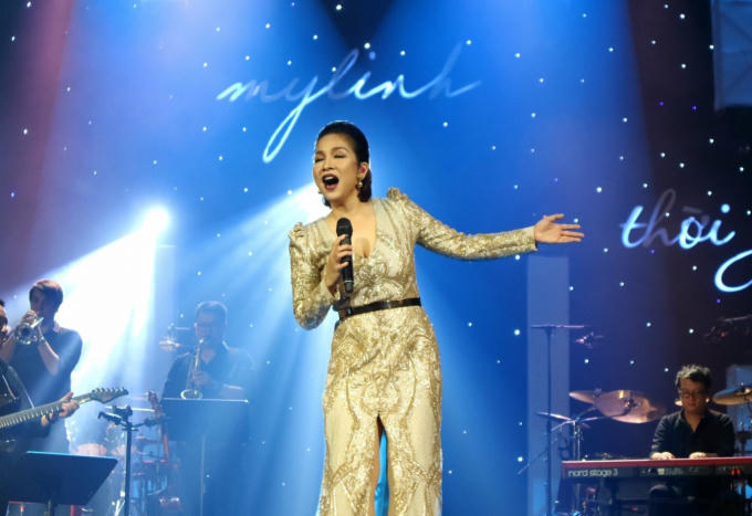 Nữ ca sĩ Mỹ Linh hết mình trong đêm diễn thứ hai Mỹ Linh tour 2018 tại nhà hát Trưng Vương Đà Nẵng.