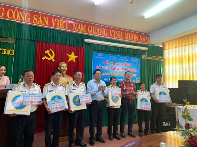 Tổng biên tập báo điện tử Đảng Cộng sản Việt Nam và các doanh nghiệp trao quà cho các bộ, chiến sỹ Lữ đoàn 125