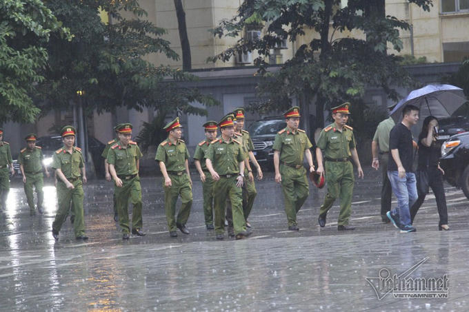 Chiều tối qua, trời mưa kh&aacute; to nhưng vẫn kh&ocirc;ng cản được d&ograve;ng người đến viếng