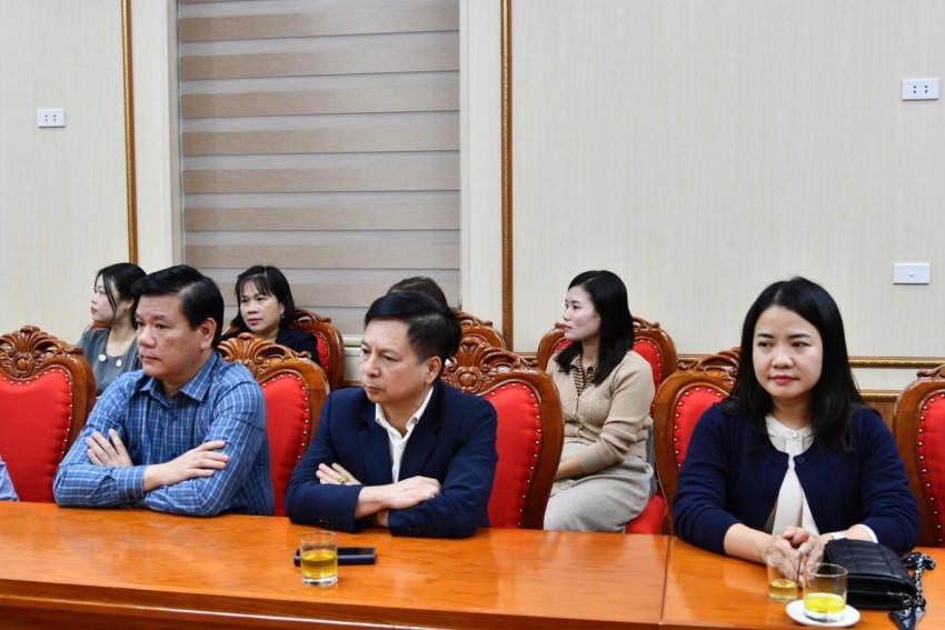 Đại diện Trạm y tế và các cơ sở giáo dục cảm ơn Báo Pháp luật Việt Nam đã kịp thời quan tâm đến y tế và giáo dục tại địa phương. Ảnh: Ngọc Phúc