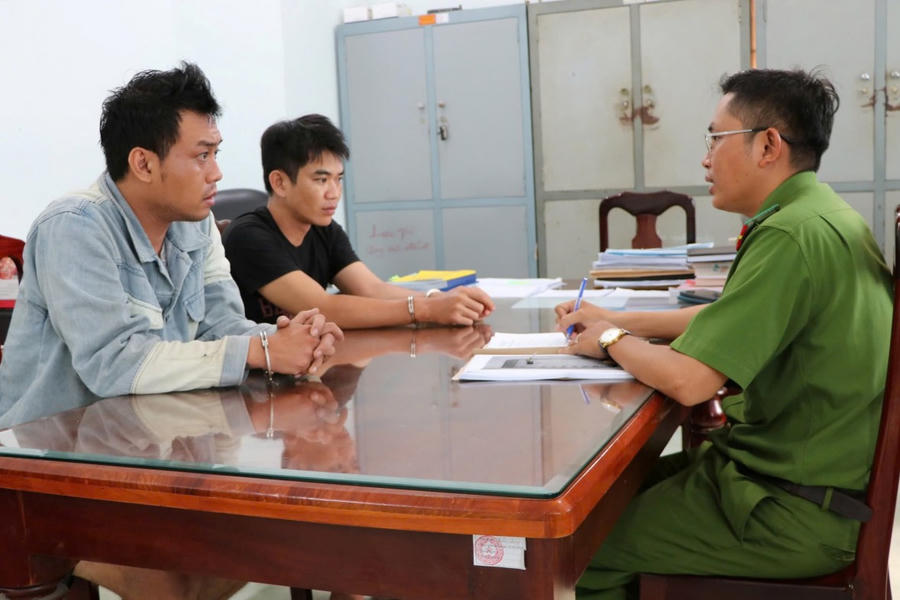 Lực lượng chức năng tiến hành lấy lời khai Vũ và Tú.