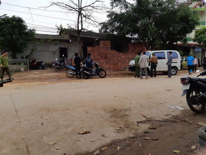 Người dân địa phương bàng hoàng trước sự việc.