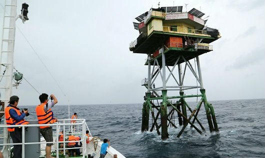 Tàu 264 tiếp cận với nhà giàn để chuyển quà Tết cho cán bộ, chiến sĩ.