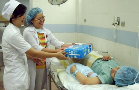 Bộ Y tế đề xuất quy định các cặp vợ chồng, cá nhân có quyền quyết định về thời gian sinh con, khoảng cách sinh và số con. (Ảnh minh hoạ).
