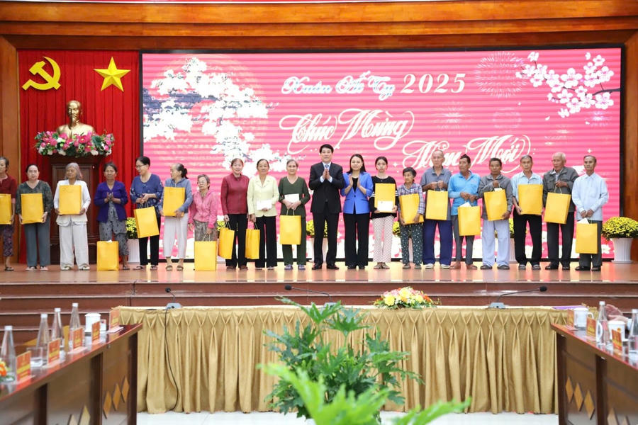 Chủ tịch nước Lương Cường tặng quà hộ nghèo và gia đình chính sách TP Phú Quốc.