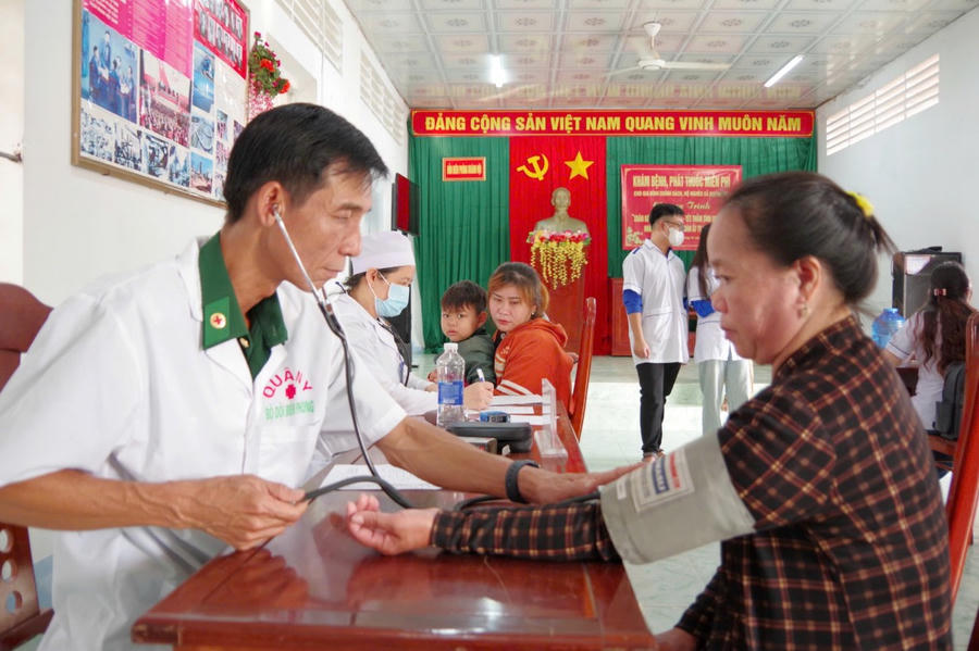 Quân y BĐBP Cà Mau phối hợp khám bệnh, cấp thuốc miễn phí cho người dân nghèo trong Chương trình “Xuân Biên cương, hải đảo - Tết thắm tình quân dân”.