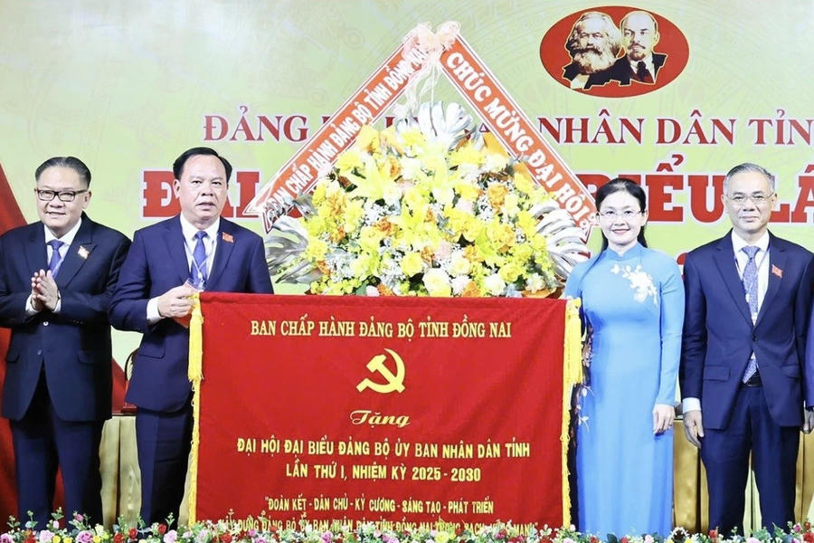 Chủ tịch HĐND tỉnh Tôn Ngọc Hạnh trao hoa và bức trướng tặng đại hội. Ảnh: BĐN