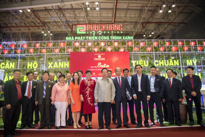 Ban Lãnh đạo Công ty Phúc Khang đón đoàn khách quý, đại biểu tham quan gian hàng triển lãm BĐS xanh tại Lễ Khai mạc Vietbuild lần II TPCHM.