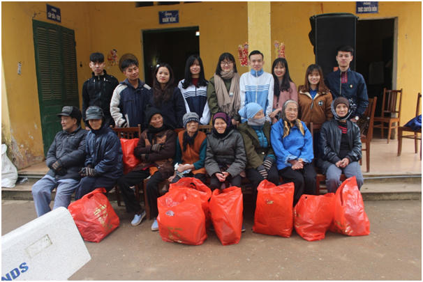Chương trình cũng dành tặng cho 10 cụ già có hoàn cảnh khó khăn trong xã những phần quà nho nhỏ nhưng chứa chan tình người.