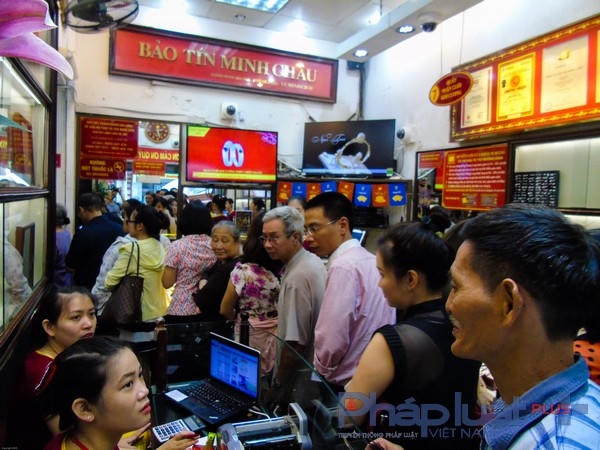 Lượng người đến các điểm giao dịch ngày một đông.(Ảnh Hà Đương).