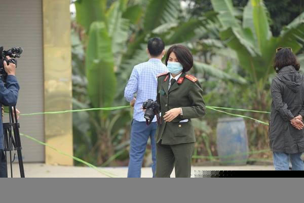 Cơ quan công an đến hiện trường điều tra vụ án mạng.