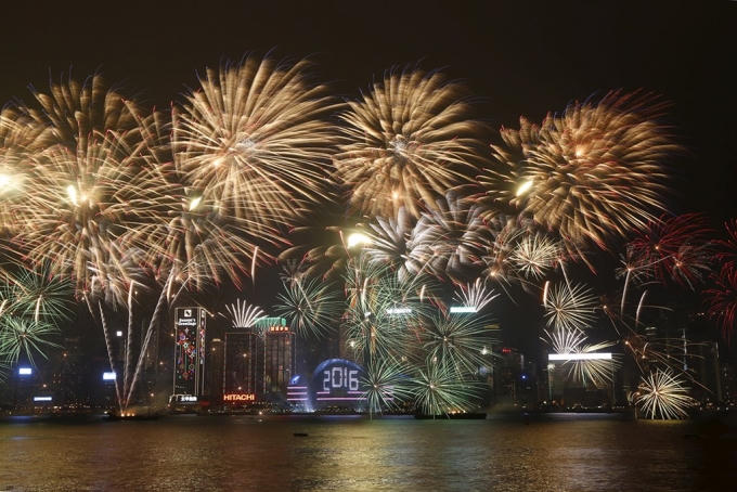 Trình diễn pháo hoa tại Cảng Victoria, Hong Kong, trong thời khắc giao thừa đón năm mới 2016. Ảnh: Reuters.