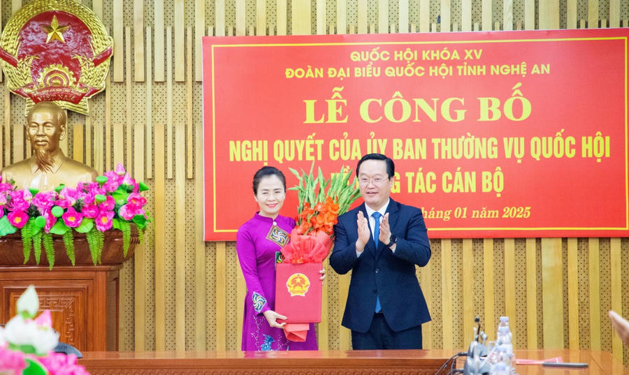 Bí thư Tỉnh ủy Nghệ An Nguyễn Đức Trung trao Nghị quyết, tặng hoa chúc mừng bà Võ Thị Minh Sinh - Ủy viên Ban Thường vụ Tỉnh ủy, Chủ tịch Ủy ban MTTQ Việt Nam tỉnh Nghệ An, Trưởng Đoàn đại biểu Quốc hội khóa XV tỉnh Nghệ An - Ảnh PB.