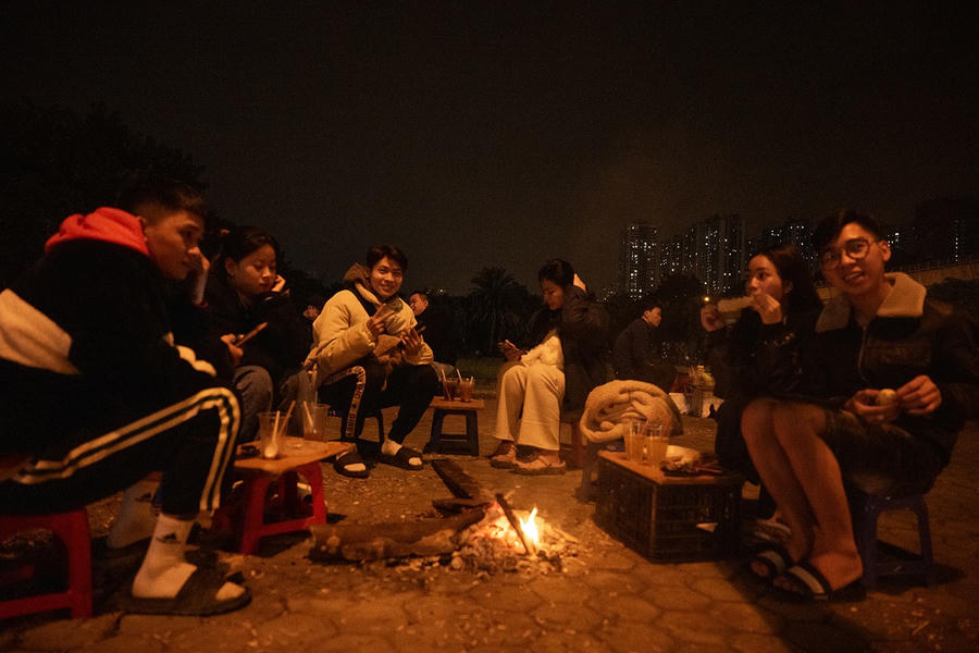 Nền nhiệt độ ở Hà Nội về đêm được ghi nhận chỉ còn 12 độ C khiến nhiều người cảm nhận được cái lạnh tê tái.