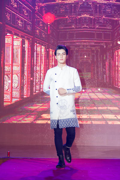 Áo dài nam trong cặp đôi áo dài Song Hỷ do thí sinh được giải Thí sinh được yêu thích nhất Ngô Đức Sơn trình diễn.