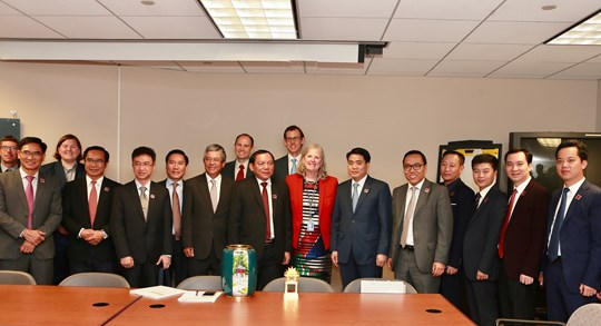 Đoàn lãnh đạo Hà Nội, Quảng Trị, Thái Nguyên, Bà Rịa-Vũng Tàu, Đồng Nai và Long An gặp và làm việc với Phó Trợ lý Bộ trưởng Thương mại Hoa Kỳ Diane Farrell, cùng đại diện Bộ Năng lượng và Cơ quan Thương mại và Phát triển của Hoa Kỳ.