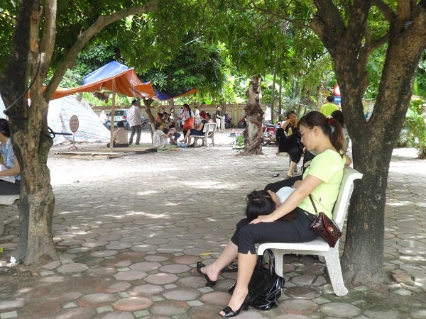 Phụ huynh vẫn chờ đợi các thí sinh xung quang khu vực thi.