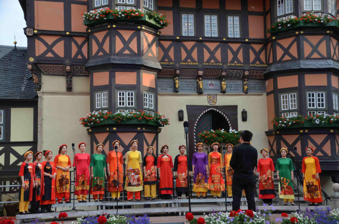 Đoàn Sol Art mang áo dài và điệu múa sen tham dự hội thi hợp xướng quốc tế tại Đức